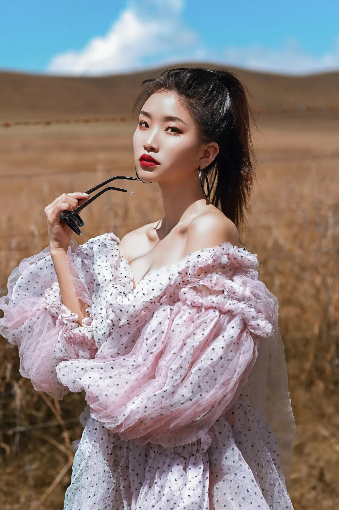 Altın rengi tarlada pembe fırfırlı bluzlu model