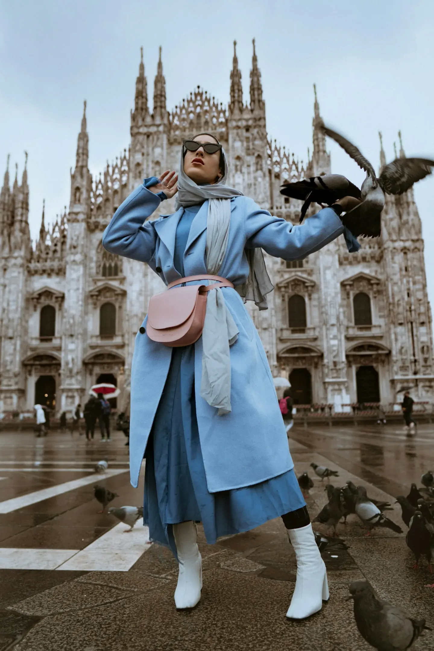 Milano Katedrali önünde pastel paltolu model