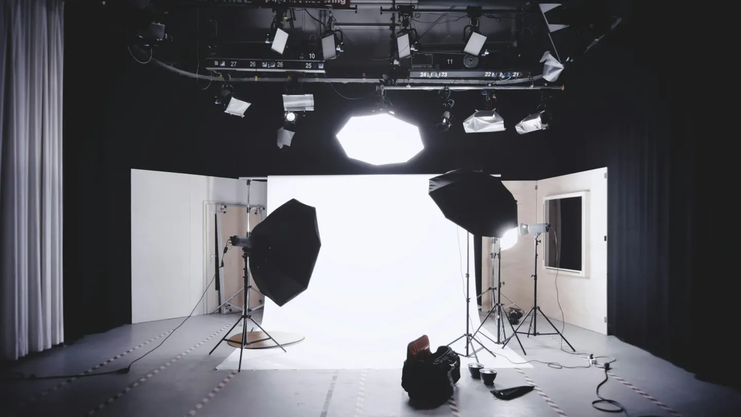 Softbox’lar ve beyaz fonla boş fotoğraf stüdyosu