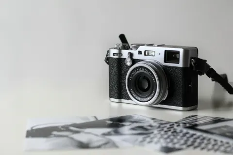 Beyaz masada gümüş telemetreli fotoğraf makinesi