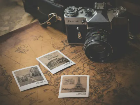 Harita üzerinde eski fotoğraf makinesi ve şipşak baskılar